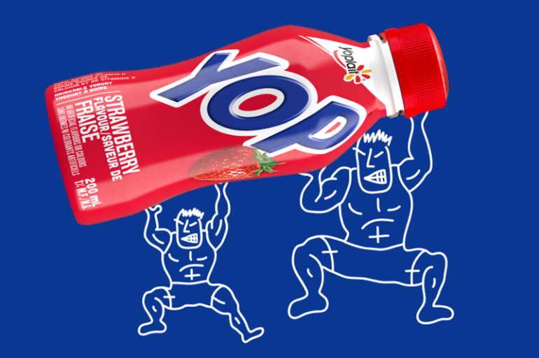 Image de 2 personnages musclés tenant une boisson YOP Strawberry au-dessus de leur tête